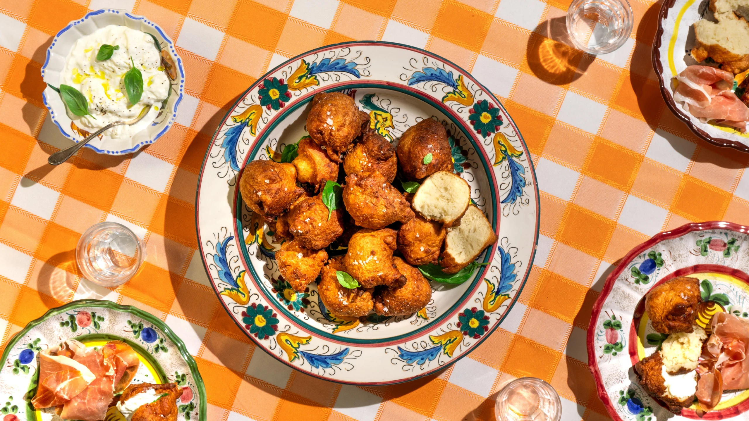 Frittierte Zonzelle mit Prosciutto Crudo und Stracciatella-Käse
